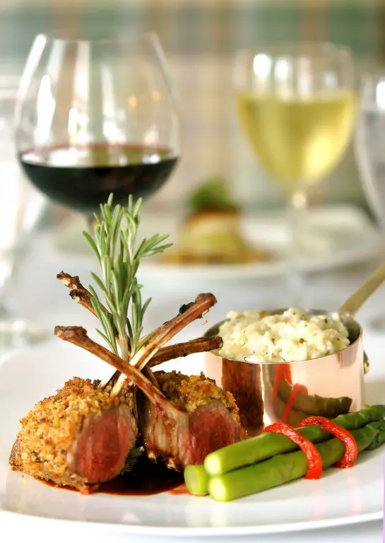 Gourmetgericht mit Wein